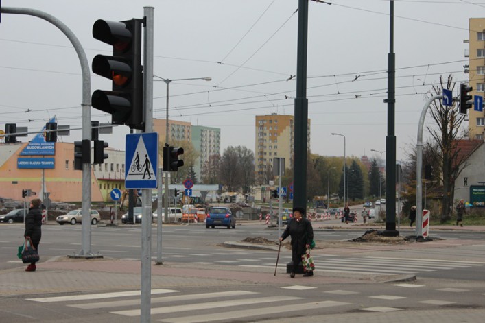Nowe skrzyżowanie, stare problemy. Piesi biegną, aby zdążyć