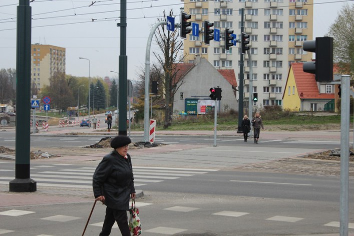 Nowe skrzyżowanie, stare problemy. Piesi biegną, aby zdążyć