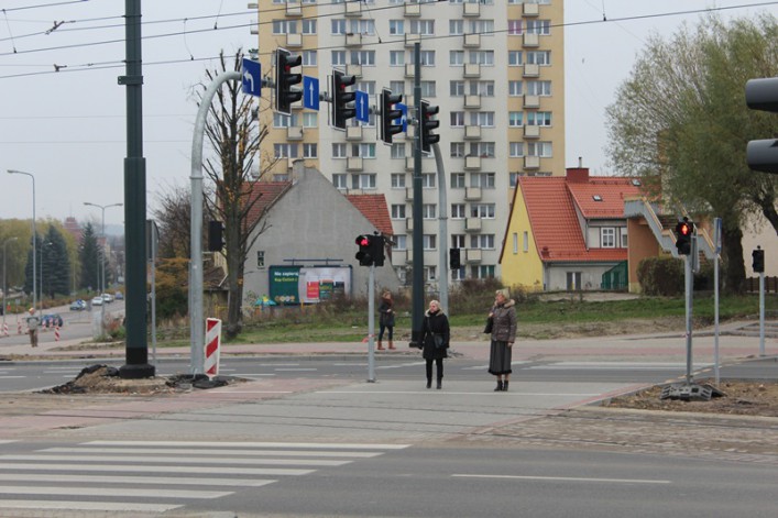 Nowe skrzyżowanie, stare problemy. Piesi biegną, aby zdążyć