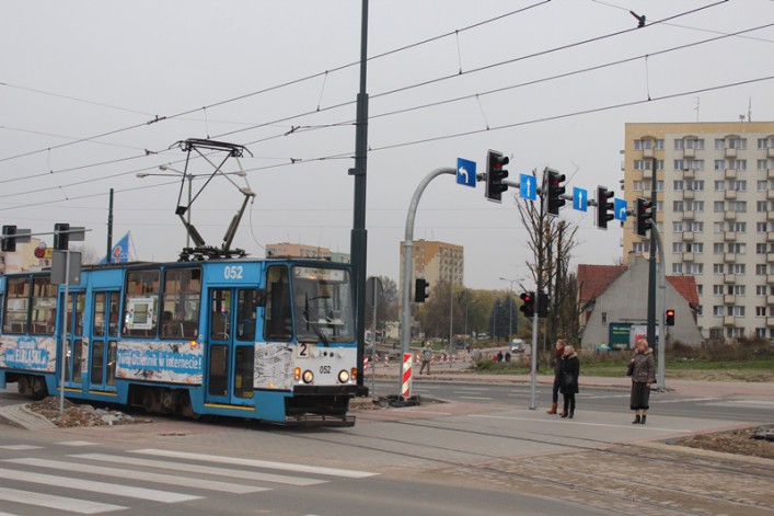 Nowe skrzyżowanie, stare problemy. Piesi biegną, aby zdążyć