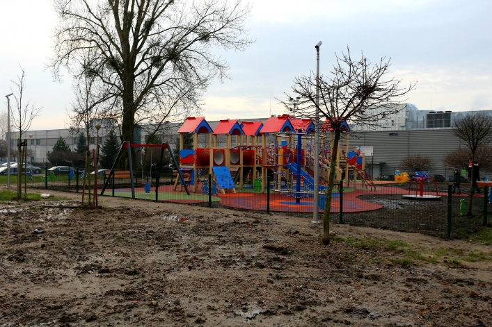 Nowy plac zabaw na osiedlu przy ul. Żyrardowskiej. Kolejna inwestycja z Budżetu Obywatelskiego