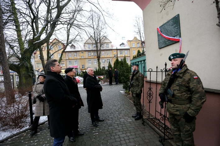 Odsłonili tablicę na b. siedzibie bezpieki. Przed 70 laty słyszano z ulicy krzyki torturowanych