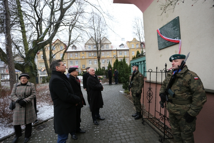 Odsłonili tablicę na b. siedzibie bezpieki. Przed 70 laty słyszano z ulicy krzyki torturowanych