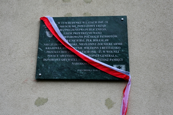 Odsłonili tablicę na b. siedzibie bezpieki. Przed 70 laty słyszano z ulicy krzyki torturowanych