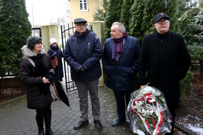 Odsłonili tablicę na b. siedzibie bezpieki. Przed 70 laty słyszano z ulicy krzyki torturowanych