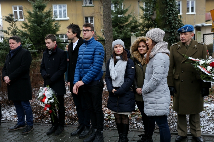 Odsłonili tablicę na b. siedzibie bezpieki. Przed 70 laty słyszano z ulicy krzyki torturowanych