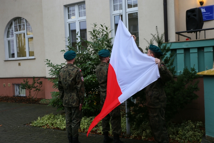 Odsłonili tablicę na b. siedzibie bezpieki. Przed 70 laty słyszano z ulicy krzyki torturowanych