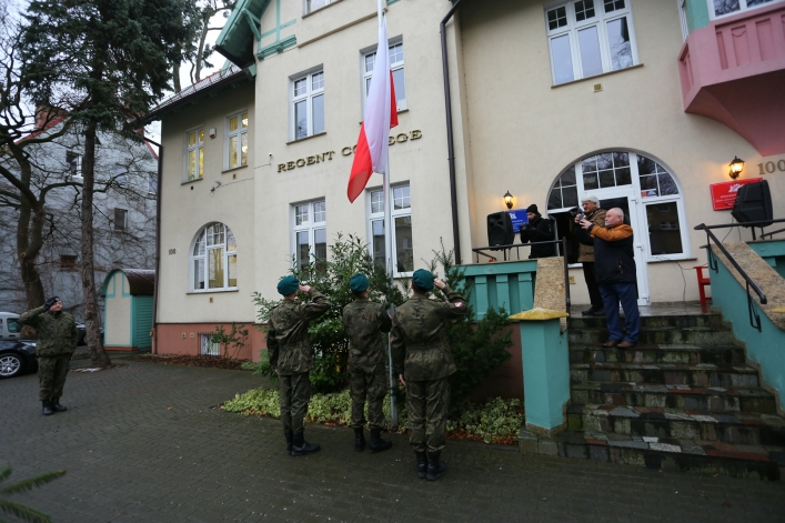 Odsłonili tablicę na b. siedzibie bezpieki. Przed 70 laty słyszano z ulicy krzyki torturowanych