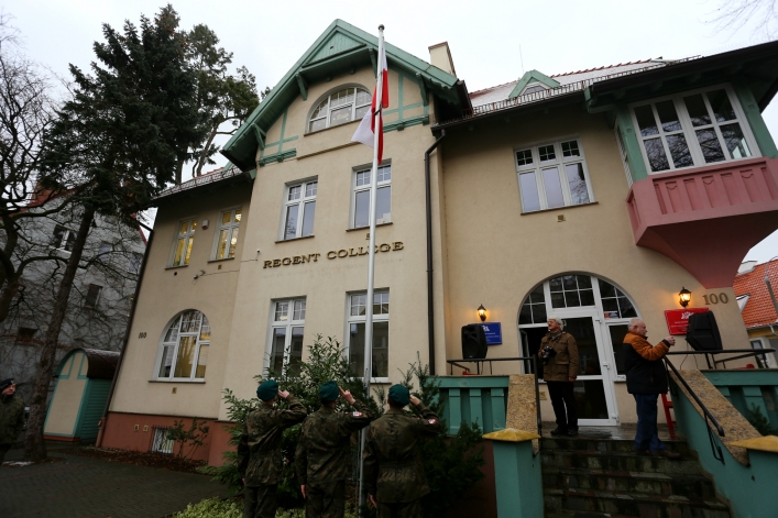 Odsłonili tablicę na b. siedzibie bezpieki. Przed 70 laty słyszano z ulicy krzyki torturowanych