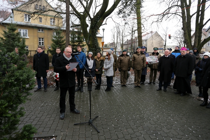Odsłonili tablicę na b. siedzibie bezpieki. Przed 70 laty słyszano z ulicy krzyki torturowanych