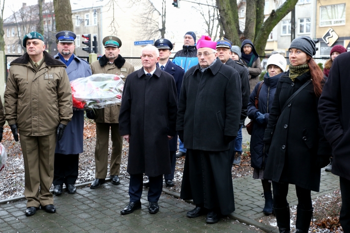 Odsłonili tablicę na b. siedzibie bezpieki. Przed 70 laty słyszano z ulicy krzyki torturowanych