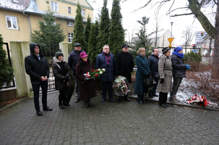 Odsłonili tablicę na b. siedzibie bezpieki. Przed 70 laty słyszano z ulicy krzyki torturowanych