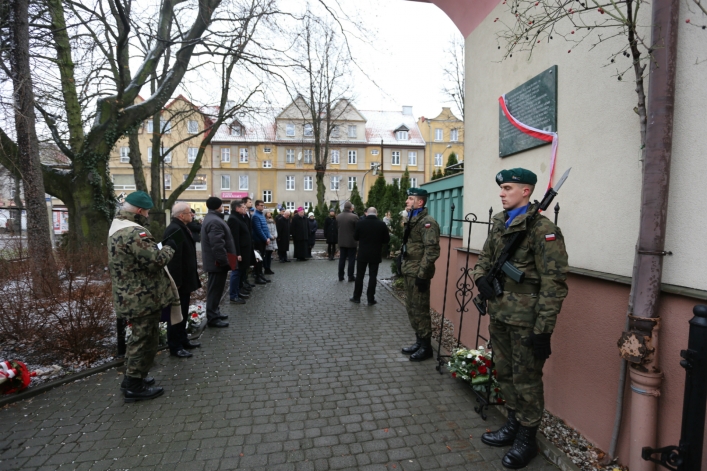 Odsłonili tablicę na b. siedzibie bezpieki. Przed 70 laty słyszano z ulicy krzyki torturowanych