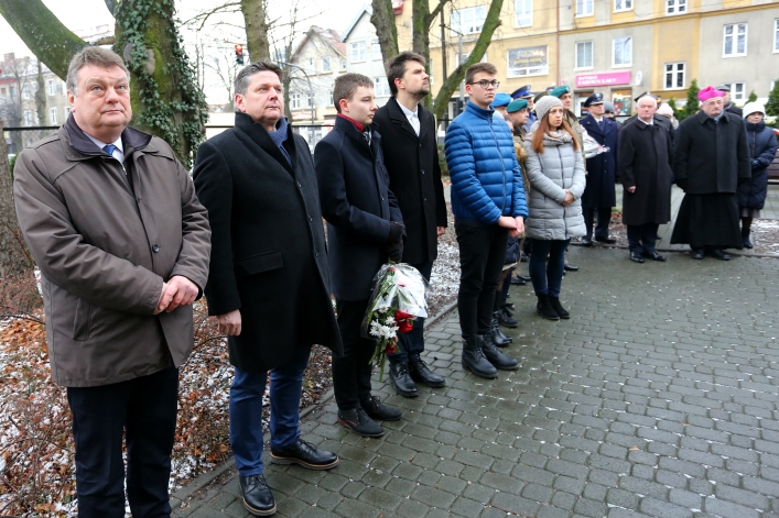 Odsłonili tablicę na b. siedzibie bezpieki. Przed 70 laty słyszano z ulicy krzyki torturowanych