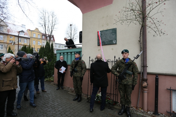 Odsłonili tablicę na b. siedzibie bezpieki. Przed 70 laty słyszano z ulicy krzyki torturowanych