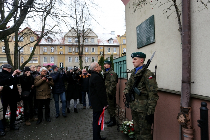 Odsłonili tablicę na b. siedzibie bezpieki. Przed 70 laty słyszano z ulicy krzyki torturowanych
