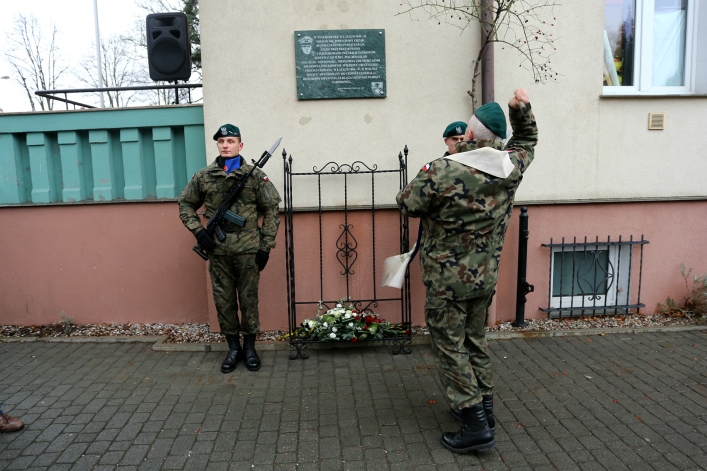 Odsłonili tablicę na b. siedzibie bezpieki. Przed 70 laty słyszano z ulicy krzyki torturowanych
