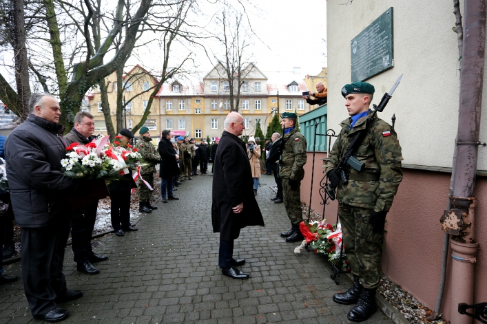 Odsłonili tablicę na b. siedzibie bezpieki. Przed 70 laty słyszano z ulicy krzyki torturowanych