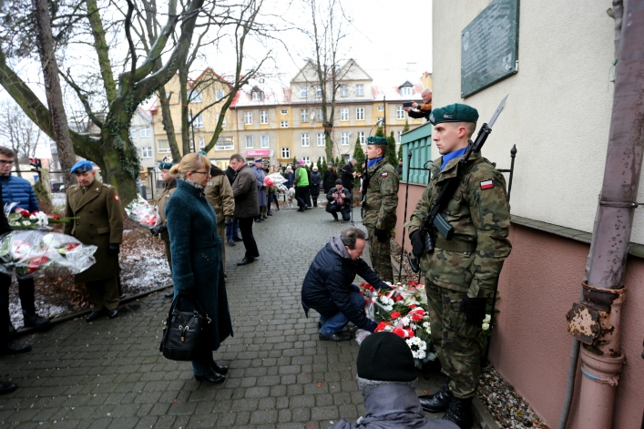 Odsłonili tablicę na b. siedzibie bezpieki. Przed 70 laty słyszano z ulicy krzyki torturowanych