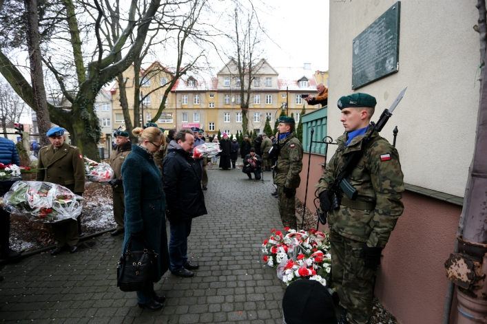 Odsłonili tablicę na b. siedzibie bezpieki. Przed 70 laty słyszano z ulicy krzyki torturowanych