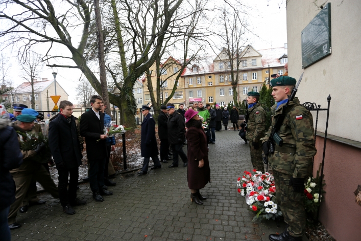 Odsłonili tablicę na b. siedzibie bezpieki. Przed 70 laty słyszano z ulicy krzyki torturowanych