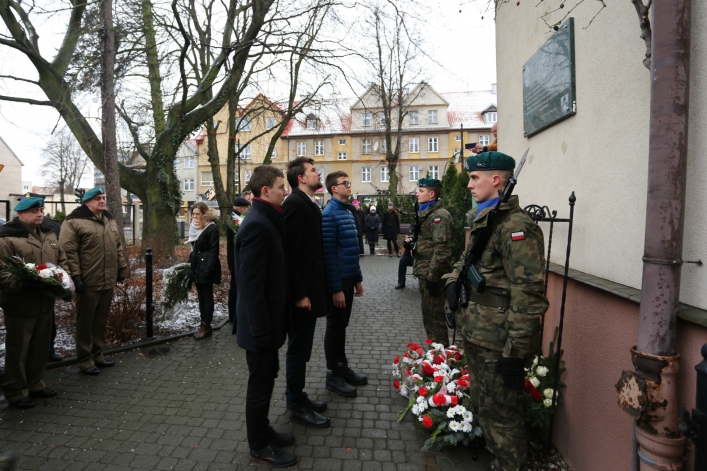 Odsłonili tablicę na b. siedzibie bezpieki. Przed 70 laty słyszano z ulicy krzyki torturowanych