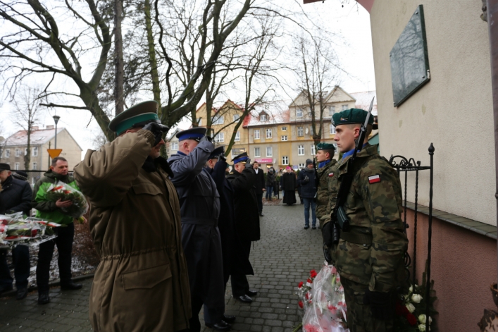 Odsłonili tablicę na b. siedzibie bezpieki. Przed 70 laty słyszano z ulicy krzyki torturowanych