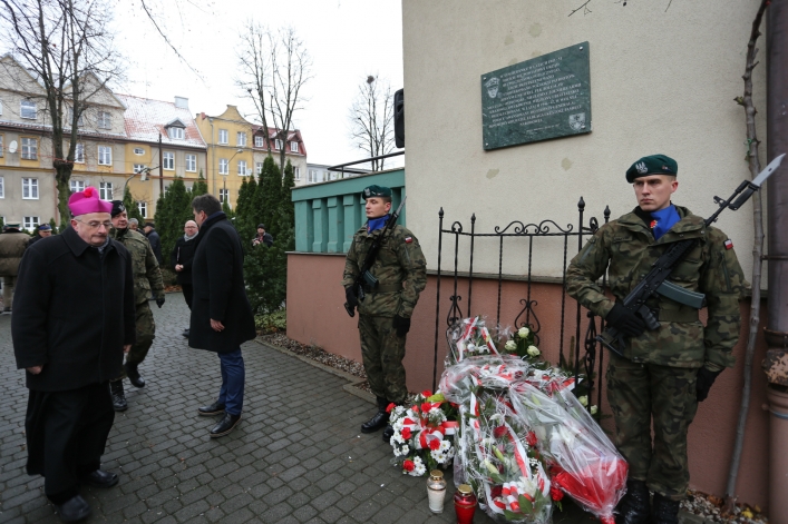 Odsłonili tablicę na b. siedzibie bezpieki. Przed 70 laty słyszano z ulicy krzyki torturowanych