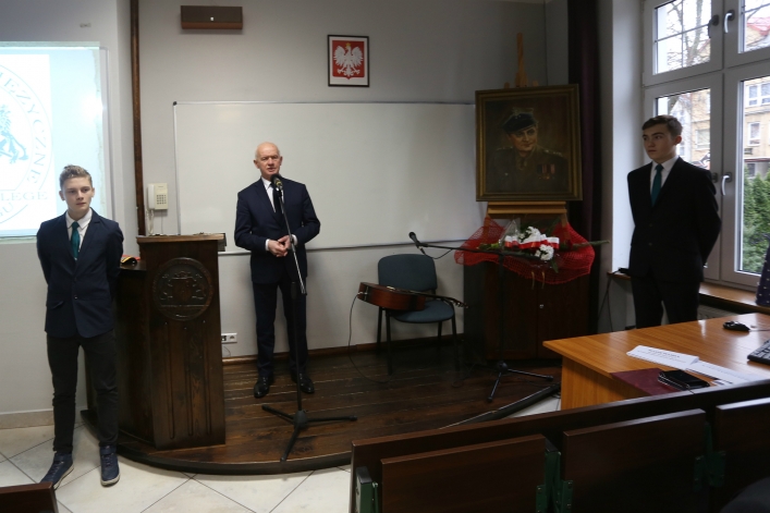 Odsłonili tablicę na b. siedzibie bezpieki. Przed 70 laty słyszano z ulicy krzyki torturowanych