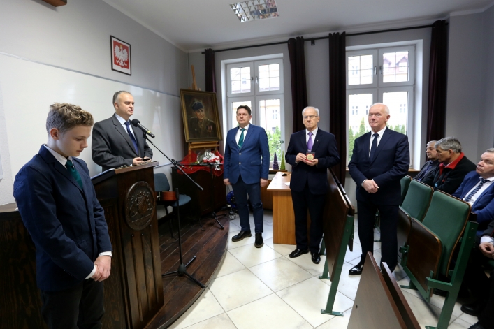 Odsłonili tablicę na b. siedzibie bezpieki. Przed 70 laty słyszano z ulicy krzyki torturowanych