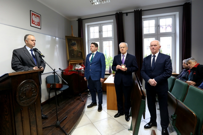 Odsłonili tablicę na b. siedzibie bezpieki. Przed 70 laty słyszano z ulicy krzyki torturowanych