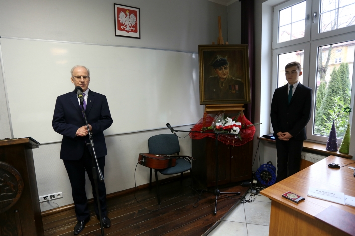 Odsłonili tablicę na b. siedzibie bezpieki. Przed 70 laty słyszano z ulicy krzyki torturowanych