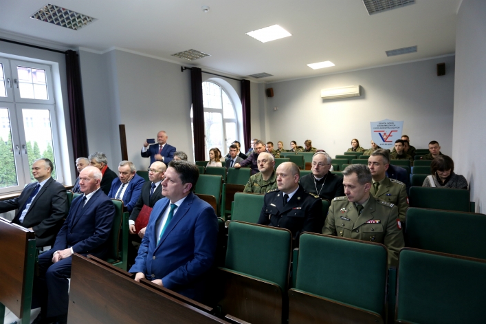 Odsłonili tablicę na b. siedzibie bezpieki. Przed 70 laty słyszano z ulicy krzyki torturowanych