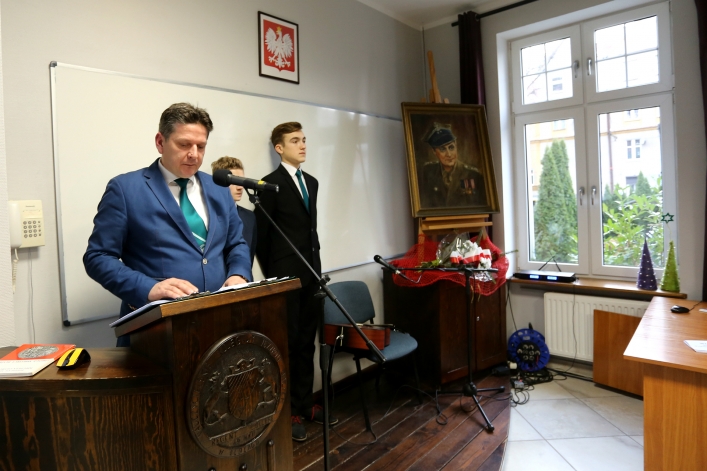 Odsłonili tablicę na b. siedzibie bezpieki. Przed 70 laty słyszano z ulicy krzyki torturowanych