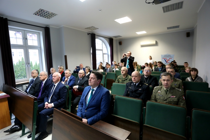 Odsłonili tablicę na b. siedzibie bezpieki. Przed 70 laty słyszano z ulicy krzyki torturowanych