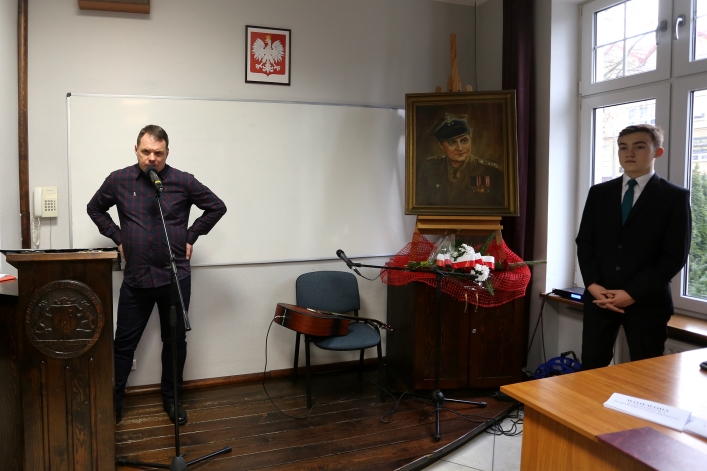 Odsłonili tablicę na b. siedzibie bezpieki. Przed 70 laty słyszano z ulicy krzyki torturowanych