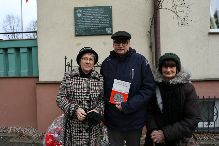 Odsłonili tablicę na b. siedzibie bezpieki. Przed 70 laty słyszano z ulicy krzyki torturowanych