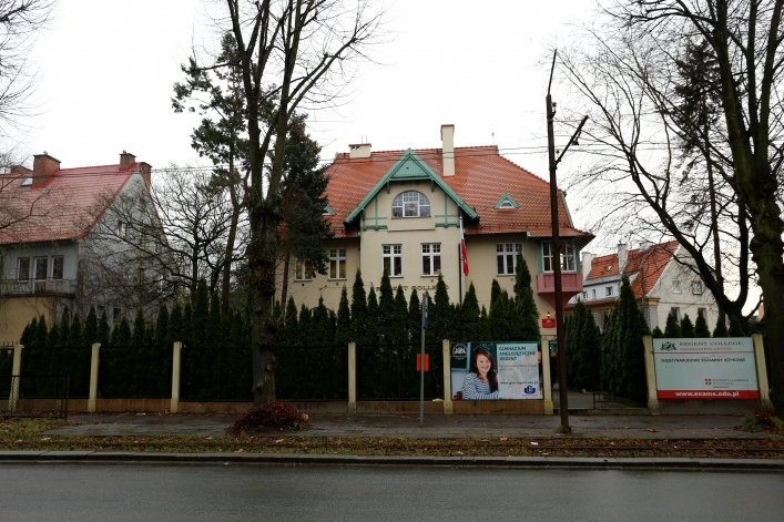 Odsłonili tablicę na b. siedzibie bezpieki. Przed 70 laty słyszano z ulicy krzyki torturowanych