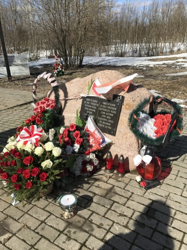 Odwiedzili miejsce katastrofy i cmentarz w Katyniu. Uczcili pamięć ofiar