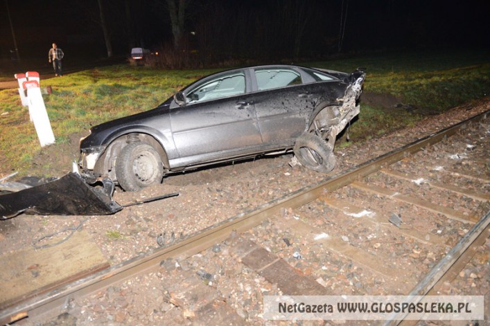 Opel Vectra zderzył się z pociągiem. Ofiar nie było