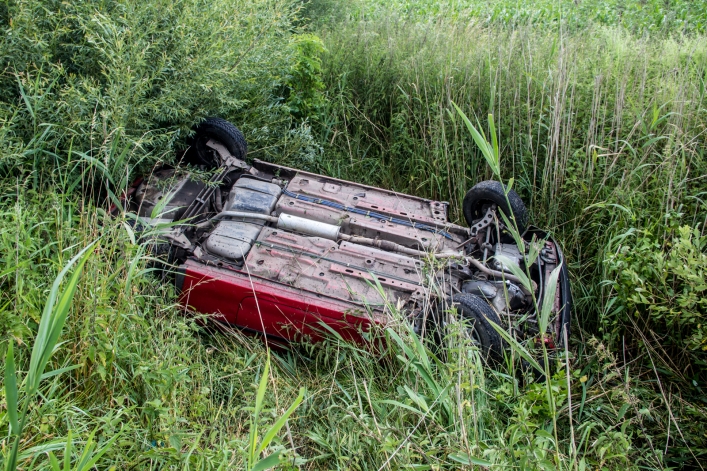 Opel w rowie, a kierowcy brak