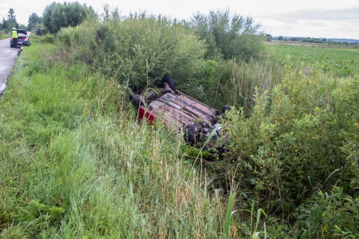 Opel w rowie, a kierowcy brak