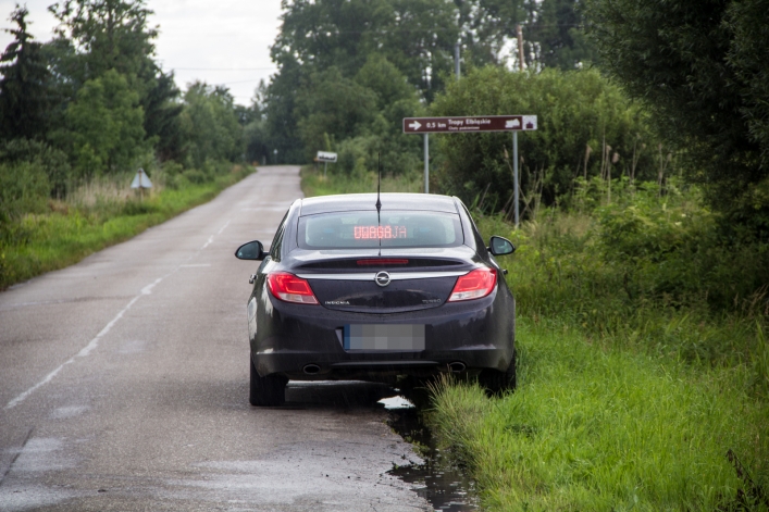 Opel w rowie, a kierowcy brak