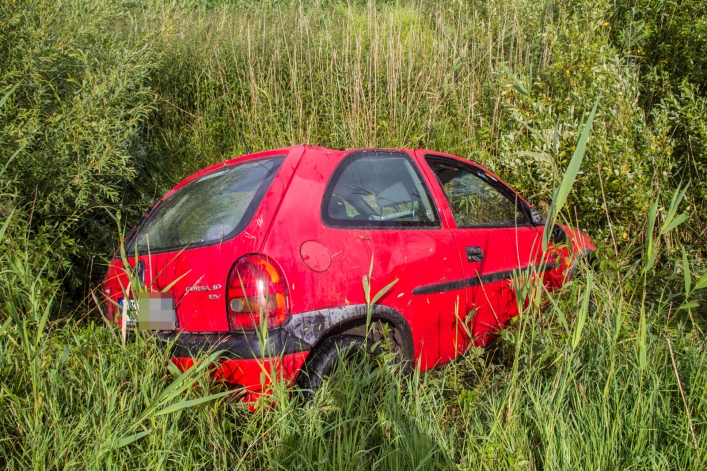 Opel w rowie, a kierowcy brak