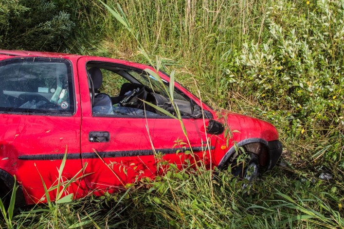 Opel w rowie, a kierowcy brak