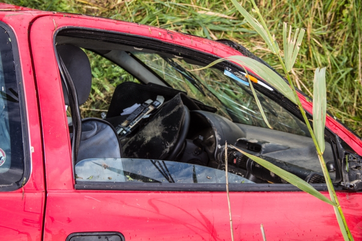 Opel w rowie, a kierowcy brak