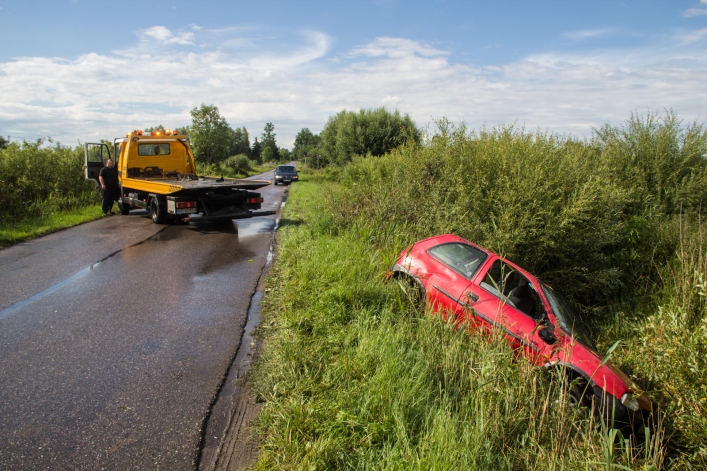 Opel w rowie, a kierowcy brak
