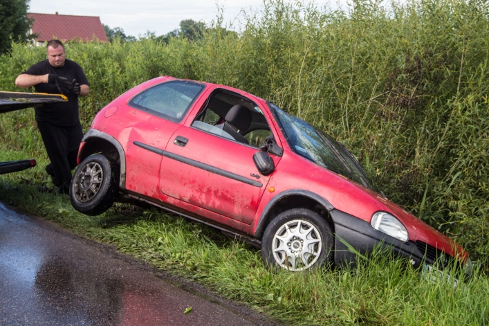 Opel w rowie, a kierowcy brak