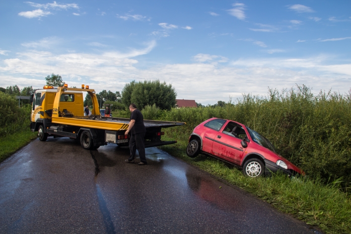 Opel w rowie, a kierowcy brak