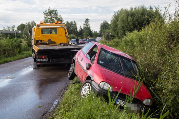 Opel w rowie, a kierowcy brak